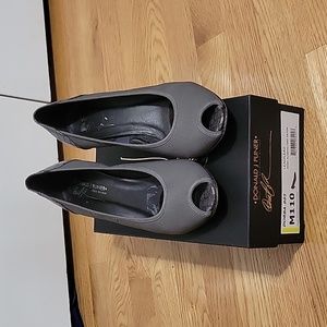 Donald Pliner peep toe pumps